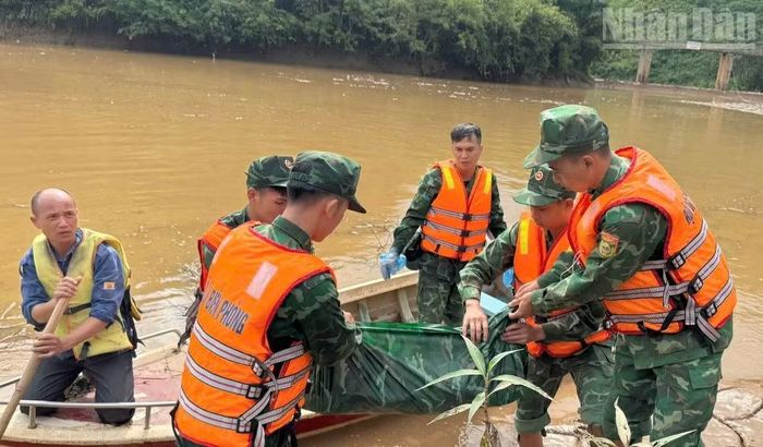 Thi thể nạn nhân 22 tháng tuổi được tổ tìm kiếm Đồn Biên phòng Mường Cai tìm thấy cách địa điểm bị lũ cuốn khoảng 3km.