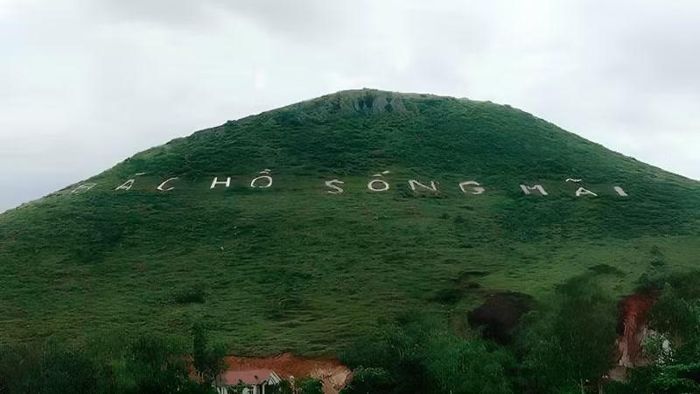 Dòng chữ "Bác Hồ sống mãi" trên núi Nhón được tôn tạo bằng vôi trắng từ những năm trước đây.