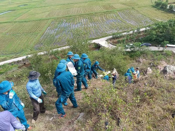 Những “dây chuyền người” không ngắt quãng, nối dài từ chân núi đến vị trí lắp ghép các con chữ.