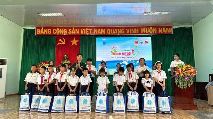 Đại diện Ban Chỉ huy Bộ đội Biên phòng tỉnh Đắk Lắk và Nhà Văn hóa Sinh viên Thành phố Hồ Chí Minh trao tặng quà cho các em học sinh có hoàn cảnh khó khăn.