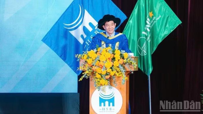 Giáo sư, Tiến sĩ Hoàng Đình Phi, Hiệu trưởng Trường Quản trị và Kinh doanh phát biểu tại buổi lễ.