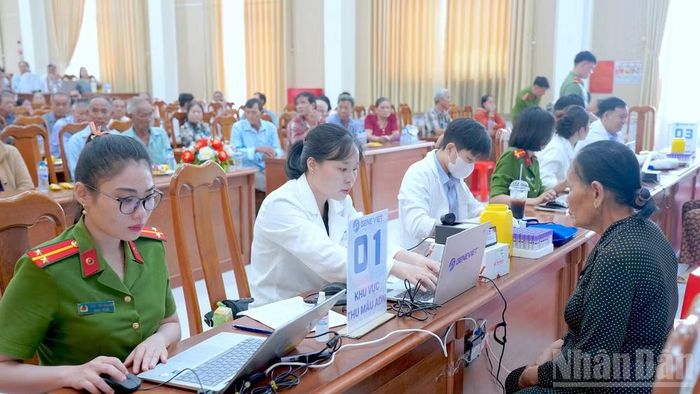 Đông đảo thân nhân liệt sĩ chưa xác định danh tính là người cao tuổi đến thu nhận mẫu ADN tại Hội trường Phòng Cảnh sát cơ động Công an tỉnh Cà Mau.