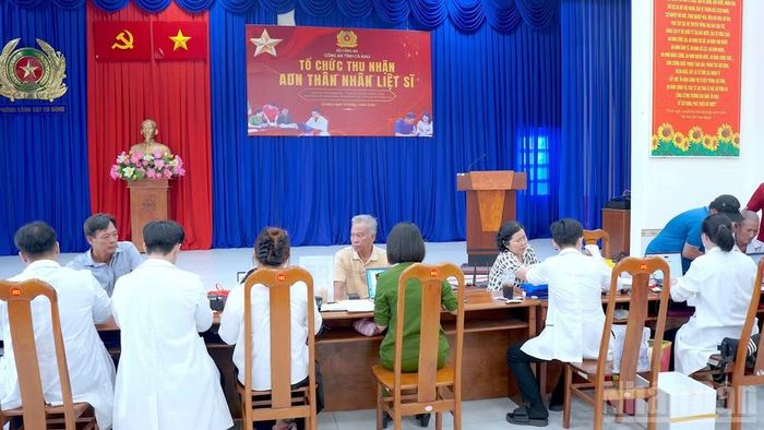 Thân nhân liệt sĩ đến thu nhận mẫu sinh phẩm ADN tại Hội trường phòng Cảnh sát cơ động Công an tỉnh Cà Mau.