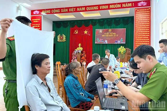 Thân nhân liệt sĩ chưa xác định được danh tính thu nhận mẫu ADN tại Hội trường Công an xã Cái Nước, tỉnh Cà Mau.