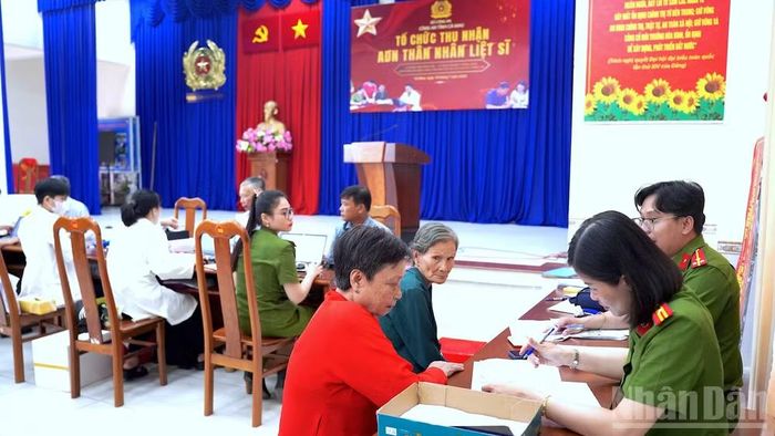 Các khâu tiếp nhận thông tin, thu thập mẫu máu thân nhân liệt sĩ được thực hiện bài bản, tạo điều kiện thuận lợi cho người dân vùng sông nước Cà Mau.