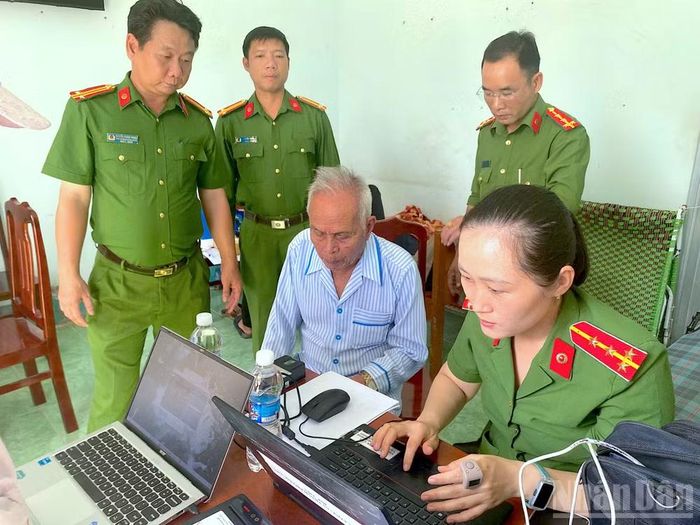 Tổ lưu động thu nhận mẫu sinh phẩm ADN thân nhân liệt sĩ chưa xác định được danh tính tại xã Châu Thới, tỉnh Cà Mau.