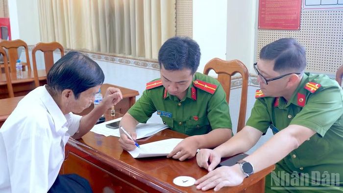 Ông Nguyễn Khánh Hồng, ngụ ấp 8, xã Khánh Bình (bìa trái) ký xác nhận hoàn thành thu mẫu ADN thân nhân của liệt sĩ chưa xác định hài cốt.