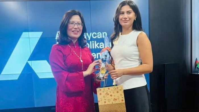 Viện trưởng Lê Thị Hà trao tặng quà cho cơ quan điện ảnh Azerbaijan.