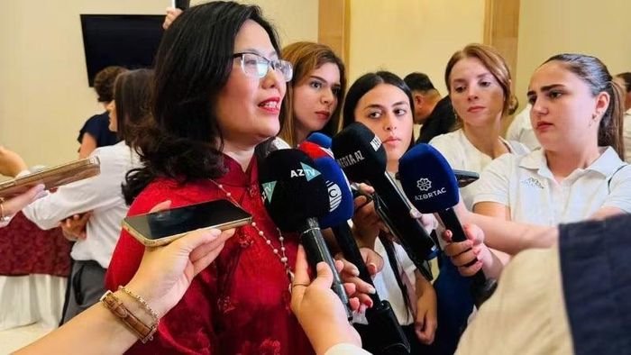 Viện trưởng Viện Phim Việt Nam Lê Thị Hà trả lời phỏng vấn báo chí Azerbaijan.