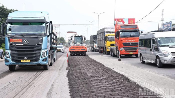 Nhiều khu vực thi công sửa chữa Quốc lộ 51 không bảo đảm an toàn theo quy định về căng dây, đặt biển cảnh báo.