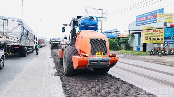 Đồng thời đôn đốc các đơn vị thi công đẩy nhanh tiến độ, nhắc nhở nhà thầu thực hiện đúng phương án bảo đảm an toàn.
