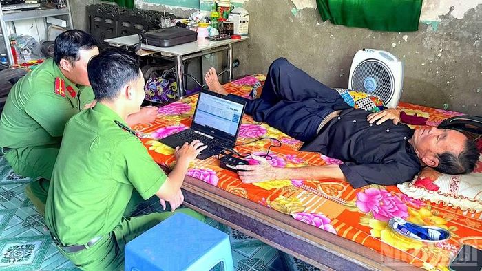 Tổ công tác lưu động Công an tỉnh Cà Mau đến tận nhà ông Tạ Văn Cỏi, ở ấp Nhưng Miên, xã Phan Ngọc Hiển, tỉnh Cà Mau để thu nhận mẫu ADN.