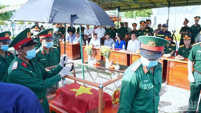 Cất bốc hài cốt liệt sĩ chưa xác định danh tính phục vụ giám định ADN tại Nghĩa trang liệt sĩ xã Trần Văn Thời, tỉnh Cà Mau.