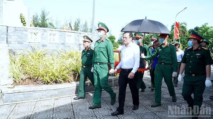 Ban chỉ đạo 515 tỉnh Cà Mau vận chuyển hài cốt liệt sĩ chưa xác định danh tính phục vụ xét nghiệm ADN để trả lại tên cho các anh.