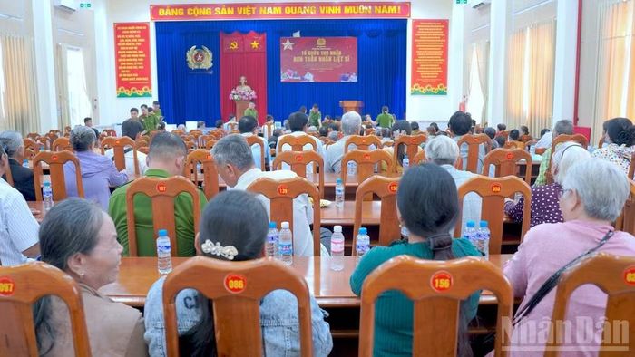 Quang cảnh buổi thu nhận mẫu ADN thân nhân liệt sĩ tại Hội trường Phòng Cảnh sát cơ động, Công an tỉnh Cà Mau.