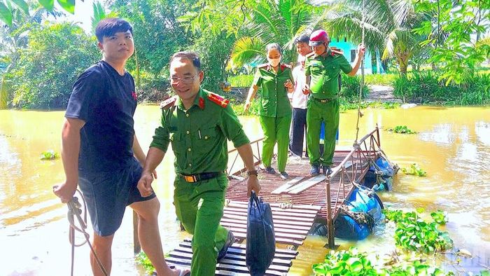 Tổ công tác lưu động Công an tỉnh Cà Mau không quản ngại điều kiện đi lại khó khăn tìm đến nhà từng hộ dân thu nhận mẫu ADN thân nhân liệt sĩ.