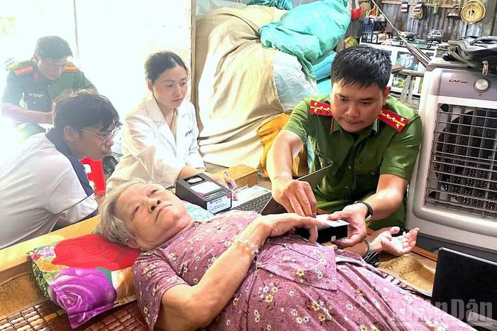 Bà Nguyễn Thị Tốt, ngụ ấp Lung Tràm, xã Khánh Hưng (tỉnh Cà Mau) - thân nhân liệt sĩ Nguyễn Văn Hoa được tổ lưu động đến tận nhà thu nhận mẫu ADN.