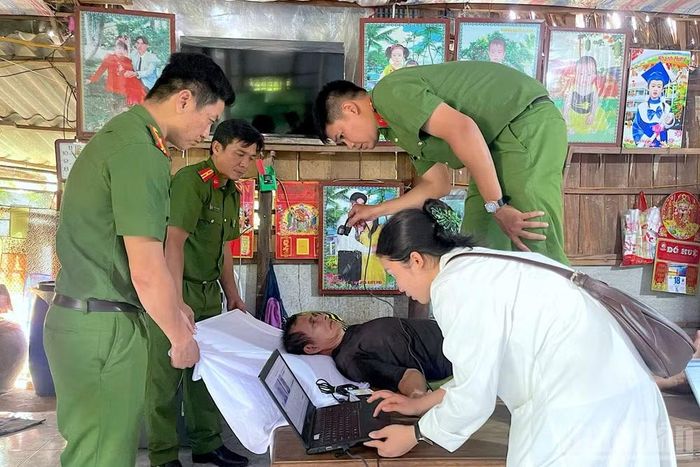 Tổ lưu động đến tận nhà thân nhân Liệt sĩ gặp khó khăn trong đi lại để thu nhận mẫu ADN tại xã Khánh Hưng, tỉnh Cà Mau.