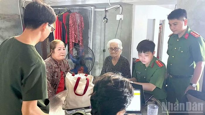 Lực lượng Công an cơ sở Cà Mau đến tận nhà thu thập thông tin thân nhân liệt sĩ, phục vụ thu nhận mẫu ADN vào tháng 3/2025.