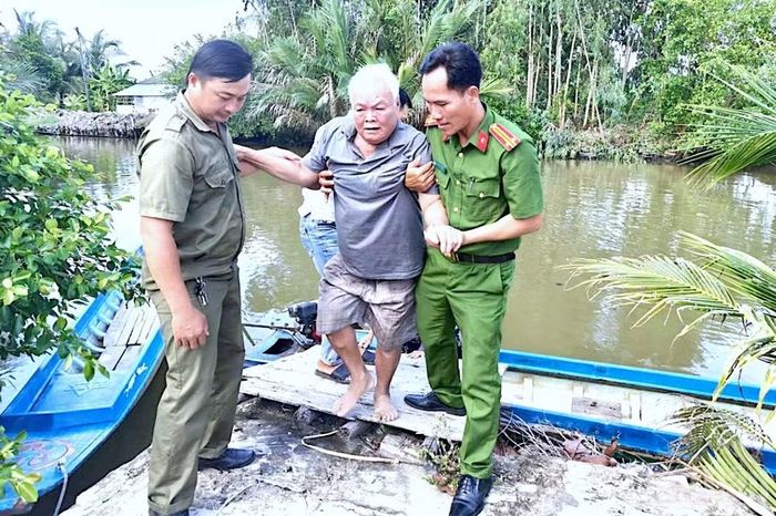 Cán bộ Công an xã Vĩnh Lộc (tỉnh Cà Mau) cùng lực lượng an ninh, trật tự cơ sở hỗ trợ ông Lê Quang Hưng, ngụ ấp Vĩnh Thạnh, xã Vĩnh Lộc thu nhận mẫu ADN.