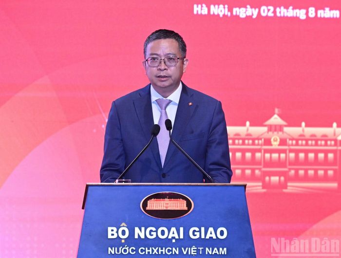 Đại sứ Việt Nam tại Trung Quốc Phạm Thanh Bình trình bày tham luận "Năng lực cán bộ đối ngoại địa phương từ lăng kính địa bàn Trung Quốc: Nhu cầu thực tiễn và định hướng chuẩn hóa".