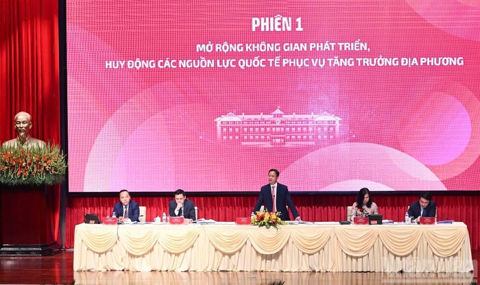 Đoàn chủ tọa điều hành phiên chuyên đề.
