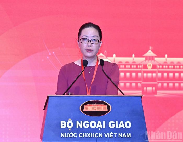 Tổng Thư ký Liên đoàn Thương mại và Công nghiệp Việt Nam Trần Thị Lan Anh trình bày tham luận "Đẩy mạnh sự tham gia chủ động, hiệu quả của doanh nghiệp trong các mạng lưới hợp tác do bộ ngành, địa phương kiến tạo".