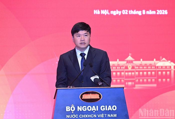 Phó Chủ tịch Ủy ban nhân dân thành phố Hải Phòng Hoàng Minh Cường trình bày tham luận "Kinh nghiệm thực tiễn trong chuyển hóa cam kết quốc tế thành dòng vốn FDI, các dự án đầu tư vào các khu công nghiệp, khu kinh tế".