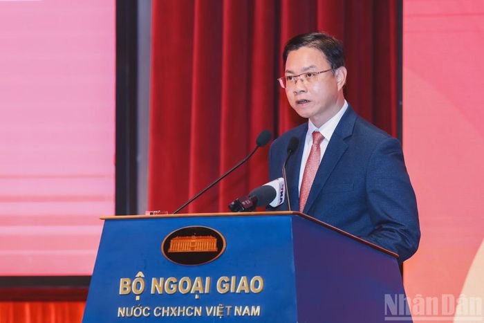 Thứ trưởng Ngoại giao Ngô Lê Văn trình bày "Báo cáo trung tâm về triển khai công tác đối ngoại địa phương từ sau Hội nghị Ngoại vụ toàn quốc lần thứ 21".