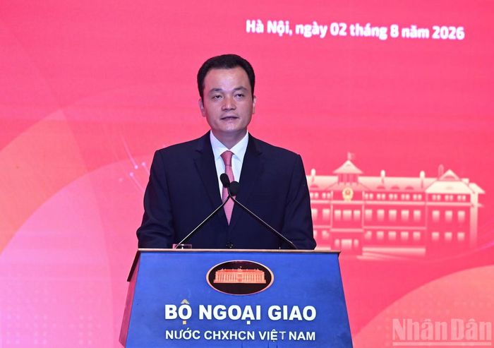 Phó Chủ tịch Ủy ban nhân dân tỉnh Lào Cai Giàng Quốc Hưng trình bày tham luận "Kiện toàn tổ chức bộ máy ngoại vụ gắn với đặc thù quản lý tuyến biên giới đất liền".