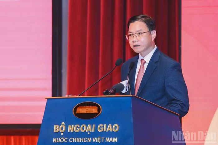 Thứ trưởng Ngoại giao Ngô Lê Văn trình bày "Báo cáo trung tâm về triển khai công tác đối ngoại địa phương từ sau Hội nghị Ngoại vụ toàn quốc lần thứ 21". (Ảnh: TRẦN HẢI)