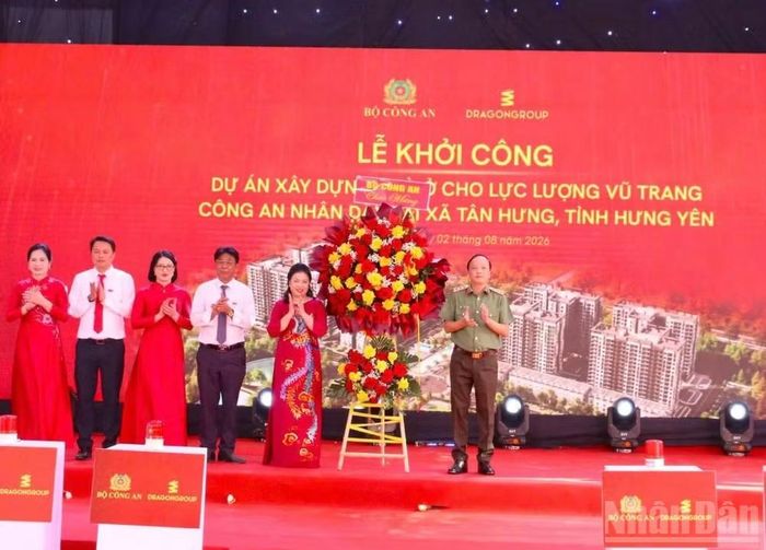 Thượng tướng Đặng Hồng Đức, Ủy viên Trung ương Đảng, Thứ trưởng Công an tặng hoa chúc mừng.
