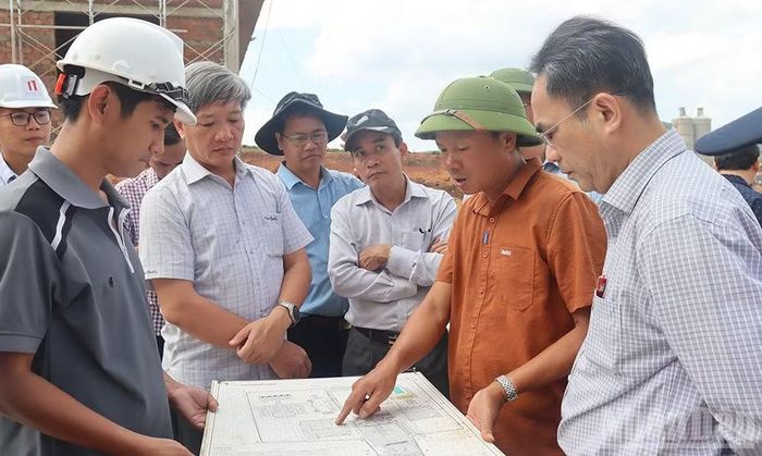 Trưởng ban Kinh tế-Ngân sách Hội đồng nhân dân tỉnh Quảng Ngãi Nguyễn Kiên kiểm tra tiến độ thi công Trường phổ thông nội trú liên cấp tiểu học-trung học cơ sở xã Sa Long.