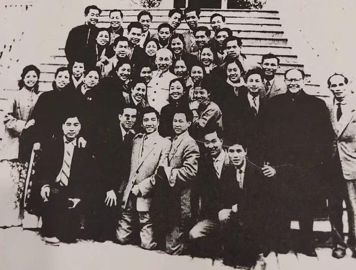 Bác Hồ chụp ảnh cùng các nghệ sĩ. Trong ảnh, Nghệ sĩ Nhân dân Văn Hà là người ngồi hàng đầu từ phải sang. (Ảnh: TƯ LIỆU)