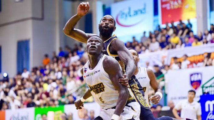 Nyang Wek (áo trắng) giúp Saigon Heat chiếm ưu thế ở khu vực cận rổ. (Ảnh: VBA)