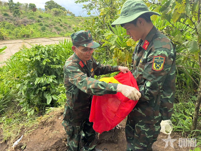 Đại tá Đỗ Văn Thiệu (bên trái) tham gia quy tập hài cốt liệt sĩ trên địa bàn tỉnh Đắk Lắk.