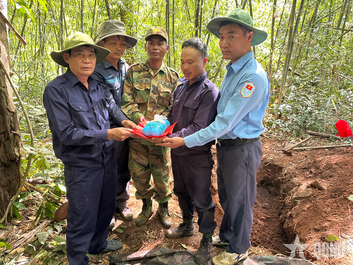 Đại tá Đỗ Văn Thiệu (ngoài cùng, bên trái) tham gia quy tập hài cốt liệt sĩ trên đất bạn Campuchia.