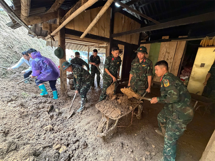 Cán bộ, chiến sĩ Trung đoàn 121, Bộ CHQS tỉnh Lào Cai tham gia khắc phục hậu quả thiên tai tại thôn La Phu Khơ, xã Mù Cang Chải (Lào Cai), tháng 7-2026. Ảnh: HỮU ĐỨC