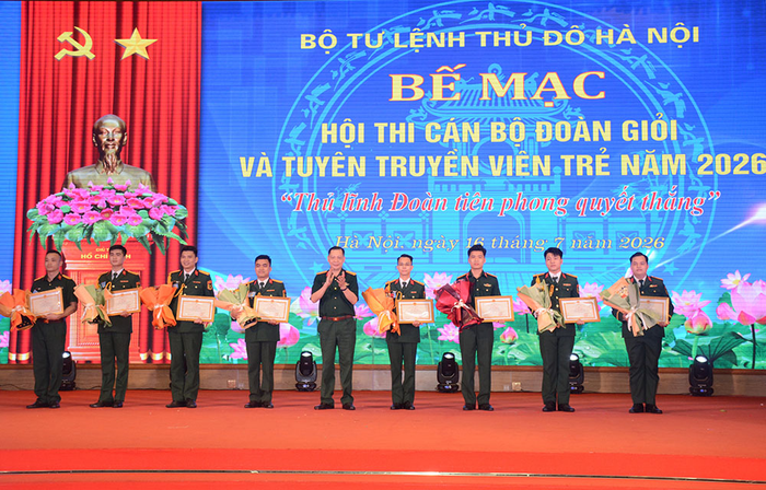Ban Tổ chức trao thưởng tặng các thí sinh đoạt giải nhất, nhì, ba toàn năng tại hội thi.