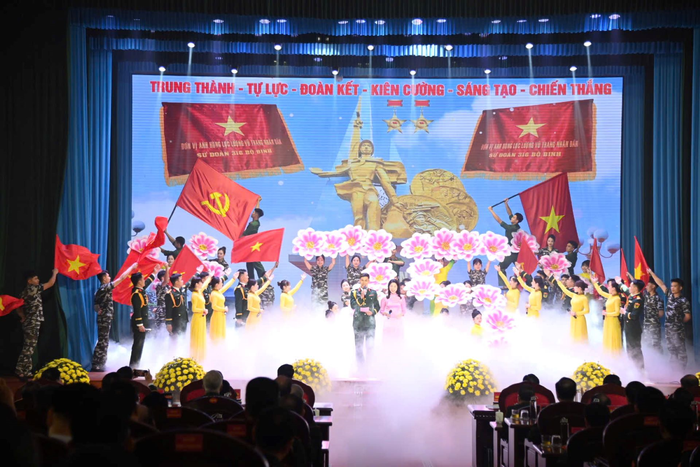 Chương trình nghệ thuật chào mừng Lễ đón nhận danh hiệu Anh hùng LLVT nhân dân lần thứ hai của Sư đoàn 316 (Quân khu 2) năm 2026. Ảnh: HỒNG SÁNG