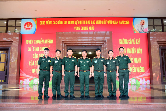 Đại tá Đào Ngọc Phương (giữa) cùng đội tuyển của Quân khu 2 tham gia Hội thi báo cáo viên toàn quân năm 2026. Ảnh: VŨ DUY