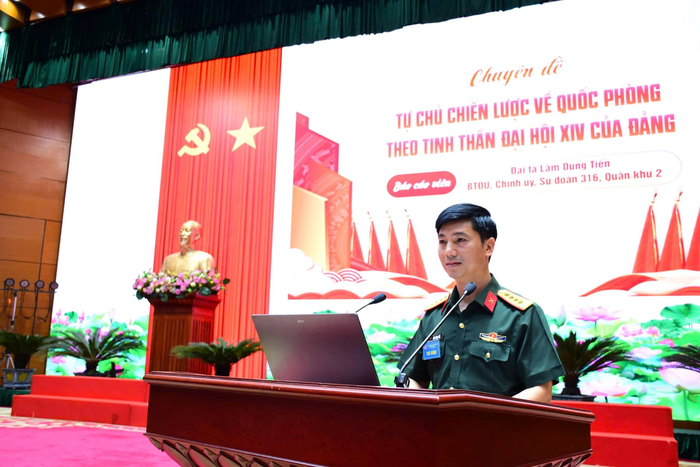 Phần dự thi của Đại tá Lâm Dũng Tiến, Bí thư Đảng ủy, Chính ủy Sư đoàn 316 (Quân khu 2) tại Hội thi báo cáo viên toàn quân năm 2026. Ảnh: VŨ DUY