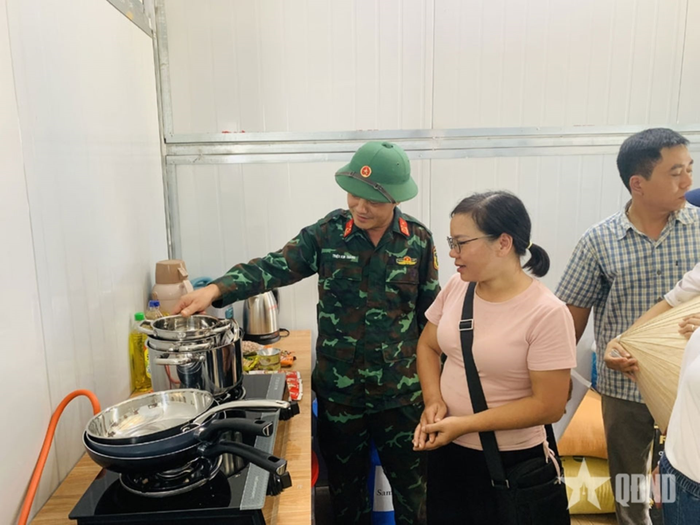 Lắp đặt, kiểm tra vật tư, thiết bị. Ảnh: THẾ THÀNH