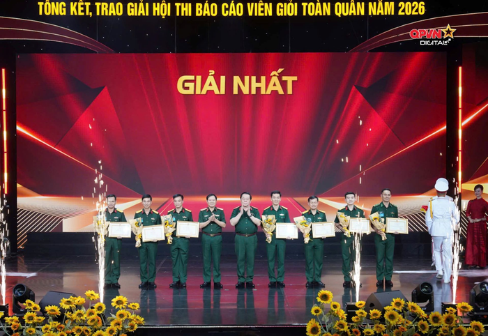 Đại tướng Nguyễn Trọng Nghĩa, Ủy viên Bộ Chính trị, Bí thư Trung ương Đảng, Ủy viên Thường vụ Quân ủy Trung ương, Chủ nhiệm Tổng cục Chính trị trao bằng khen tặng các đồng chí đoạt giải Nhất Hội thi báo cáo viên toàn quân năm 2026. Ảnh: MAI PHƯƠNG