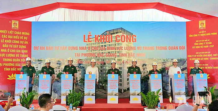  Các đại biểu thực hiện nghi thức khởi công dự án đầu tư xây dựng nhà ở cho gia đình LLVT trong Quân đội tại phường Bắc Giang, tỉnh Bắc Ninh. Ảnh: TRUNG HIẾU