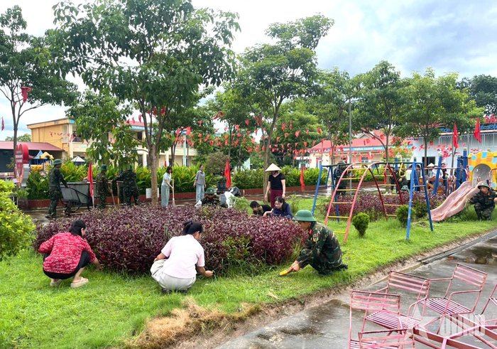  Cán bộ, chiến sĩ Lữ đoàn 164 và giáo viên Trường Mầm non Bảo Đài dọn dẹp, củng cố cảnh quan trường học. 