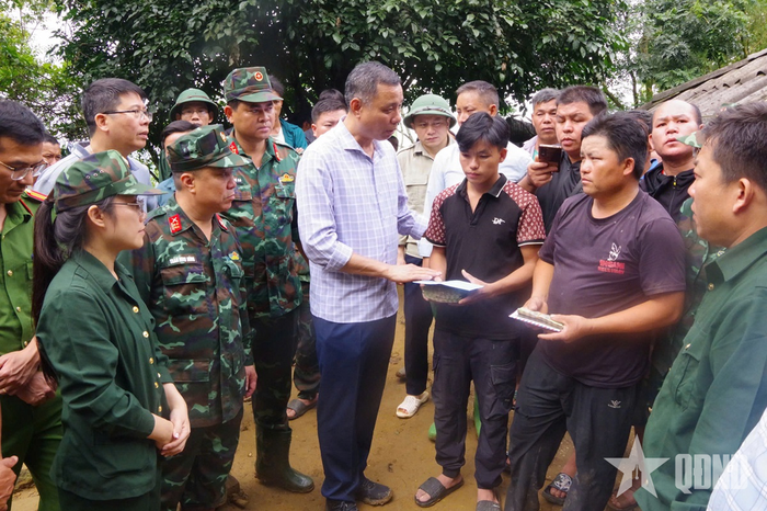 Đồng chí Nguyễn Thành Công, Phó chủ tịch UBND tỉnh Sơn La thăm hỏi, động viên và hỗ trợ gia đình có người tử vong do thiên tai.
