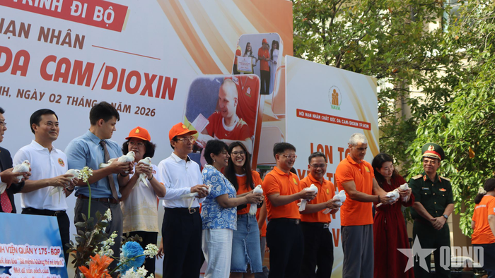 Các đại biểu thả chim bồ câu lên bầu trời. 
