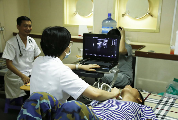 Bác sĩ chuyên khoa siêu âm, tầm soát ung bướu. 