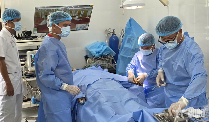  Dịp này các y, bác sĩ thực hiện một số ca thủ thuật can thiệp chấn thương cho một số trường hợp trên các đảo.